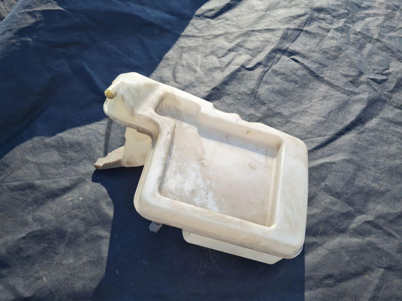 Mazgātāja šķidruma tvertne priekš BMW 525 E60 2006 OLIVE 2 Mazgātāja šķidruma tvertne priekš BMW 525 E60 2006 OLIVE