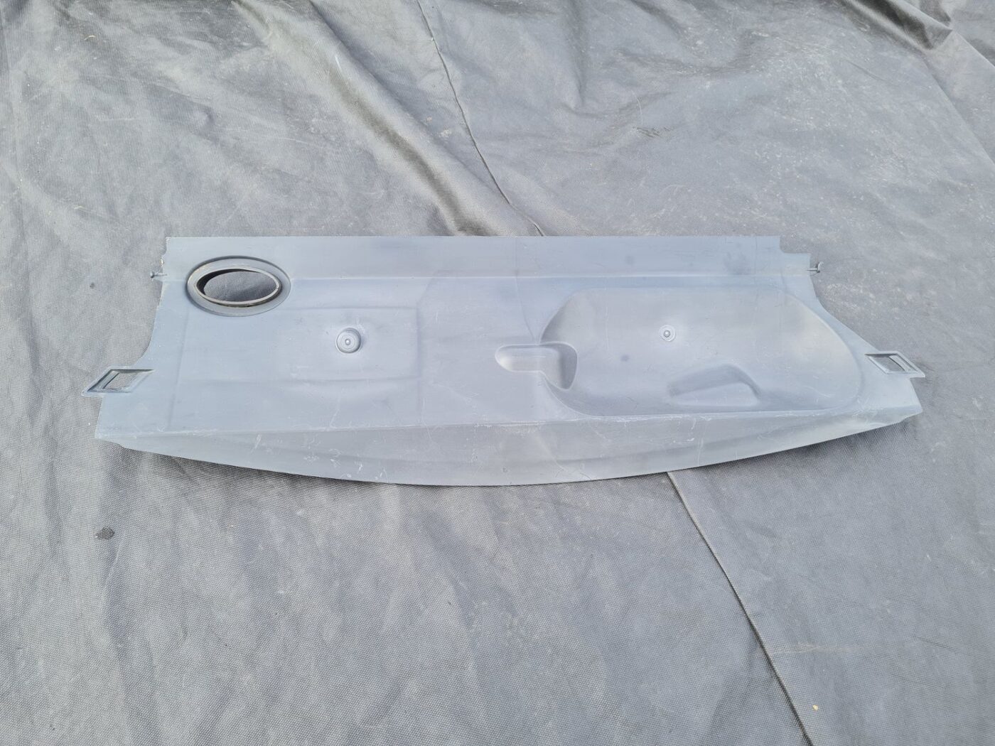 Radiatoru augšēja uzlika priekš RENAULT MEGANE 2011 1 Radiatoru augšēja uzlika priekš RENAULT MEGANE 2011