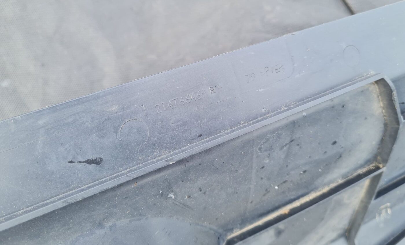 Radiatoru augšēja uzlika priekš RENAULT MEGANE 2011 3 Radiatoru augšēja uzlika priekš RENAULT MEGANE 2011