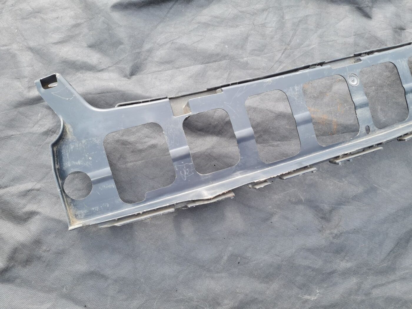 Priekšēja bufera kronšteins priekš MERCEDES BENZ CLS 320 2005 2 Priekšēja bufera kronšteins priekš MERCEDES BENZ CLS 320 2005