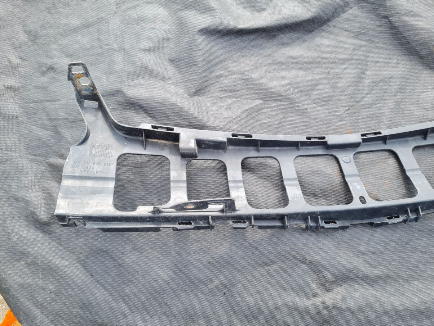 Priekšēja bufera kronšteins priekš MERCEDES BENZ CLS 320 2005 4 Priekšēja bufera kronšteins priekš MERCEDES BENZ CLS 320 2005