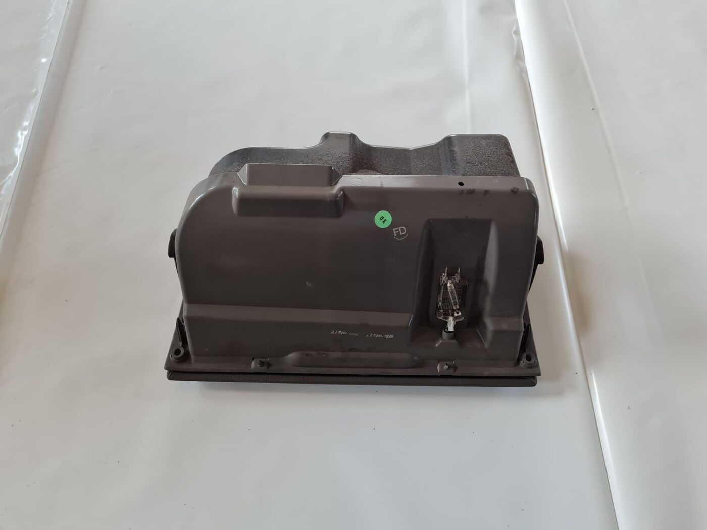 Mantu glabāšanas nodalījums pasažiera pusē priekš OPEL ZAFIRA 1999 4 Mantu glabāšanas nodalījums pasažiera pusē priekš OPEL ZAFIRA 1999