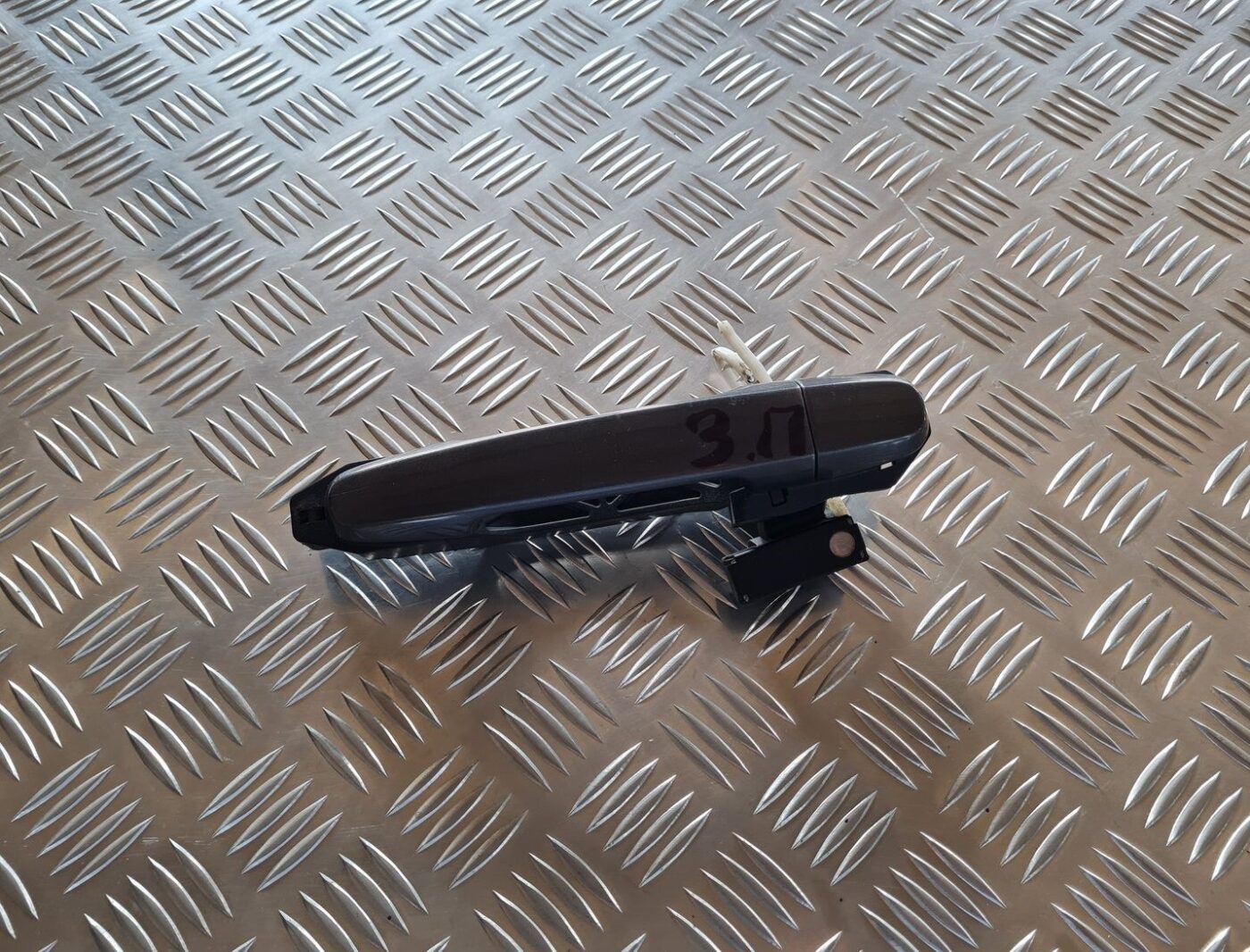 Aizmugurējāis labais durvju rokturis priekš TOYOTA AVENSIS 2007 1 Aizmugurējāis labais durvju rokturis priekš TOYOTA AVENSIS 2007