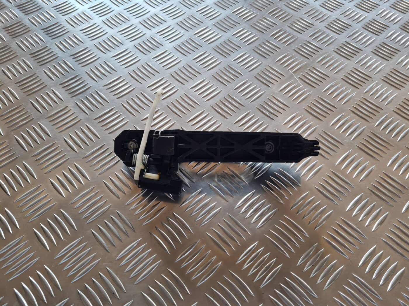 Aizmugurējāis labais durvju rokturis priekš TOYOTA AVENSIS 2007 2 Aizmugurējāis labais durvju rokturis priekš TOYOTA AVENSIS 2007