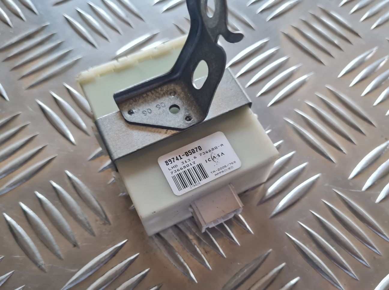 Centrālas atslēgas vadības bloks priekš TOYOTA AVENSIS 2007 2 Centrālas atslēgas vadības bloks priekš TOYOTA AVENSIS 2007