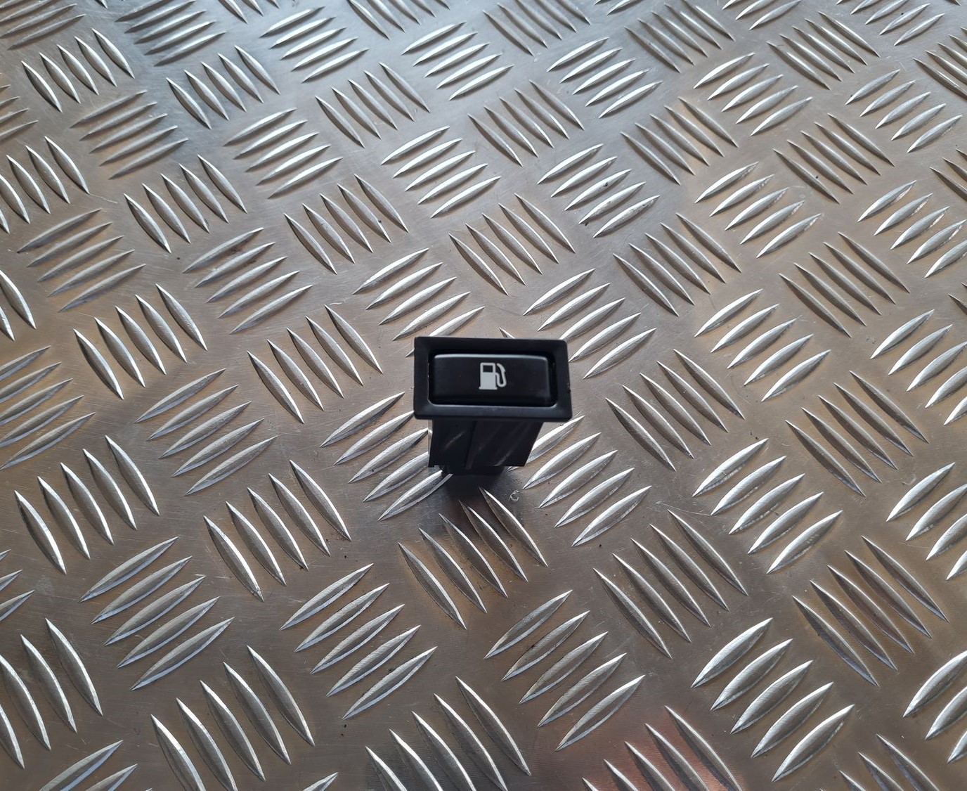 Degvielas tvertnes atvēršanas poga priekš TOYOTA AVENSIS 2007 1 Degvielas tvertnes atvēršanas poga priekš TOYOTA AVENSIS 2007