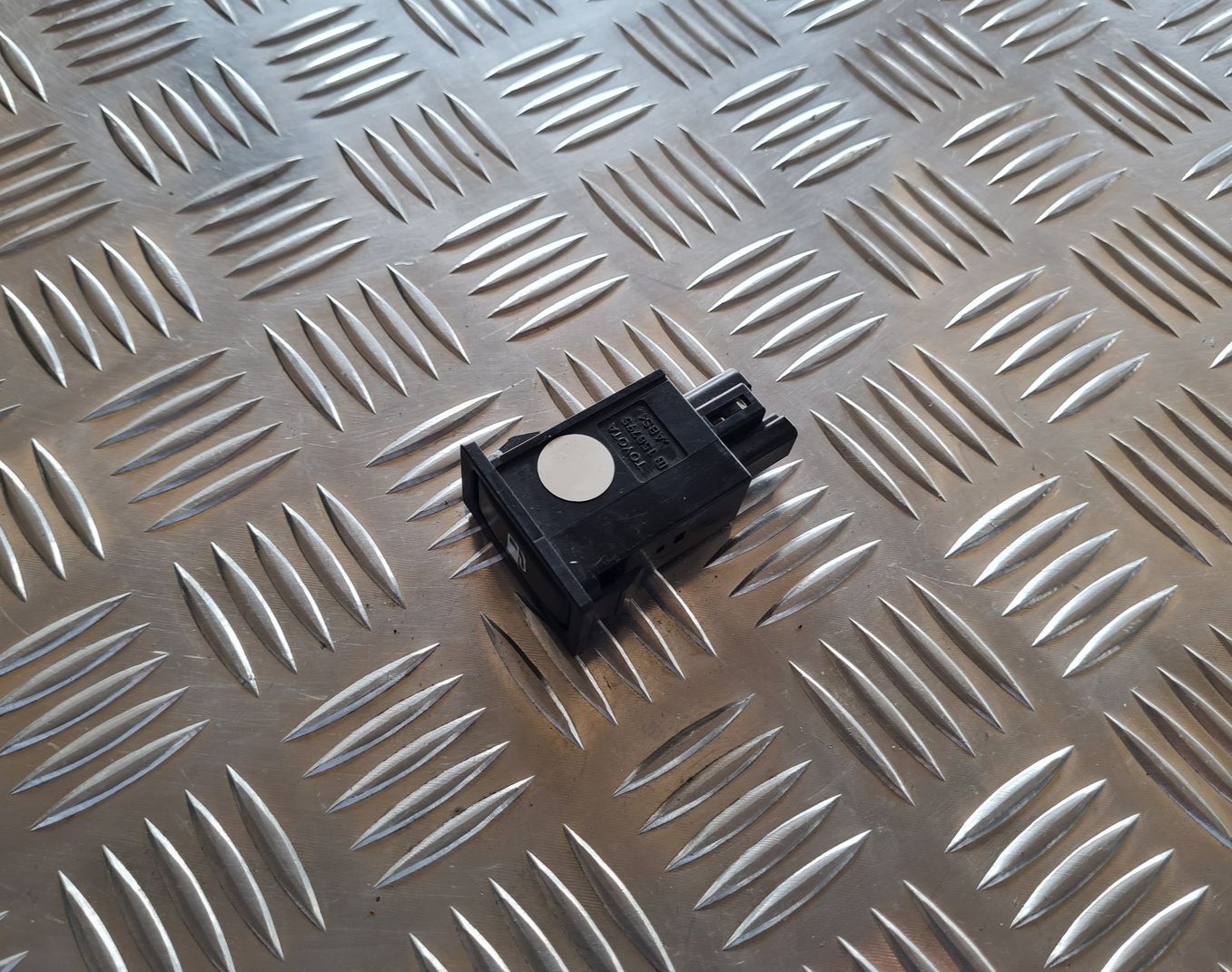 Degvielas tvertnes atvēršanas poga priekš TOYOTA AVENSIS 2007 2 Degvielas tvertnes atvēršanas poga priekš TOYOTA AVENSIS 2007