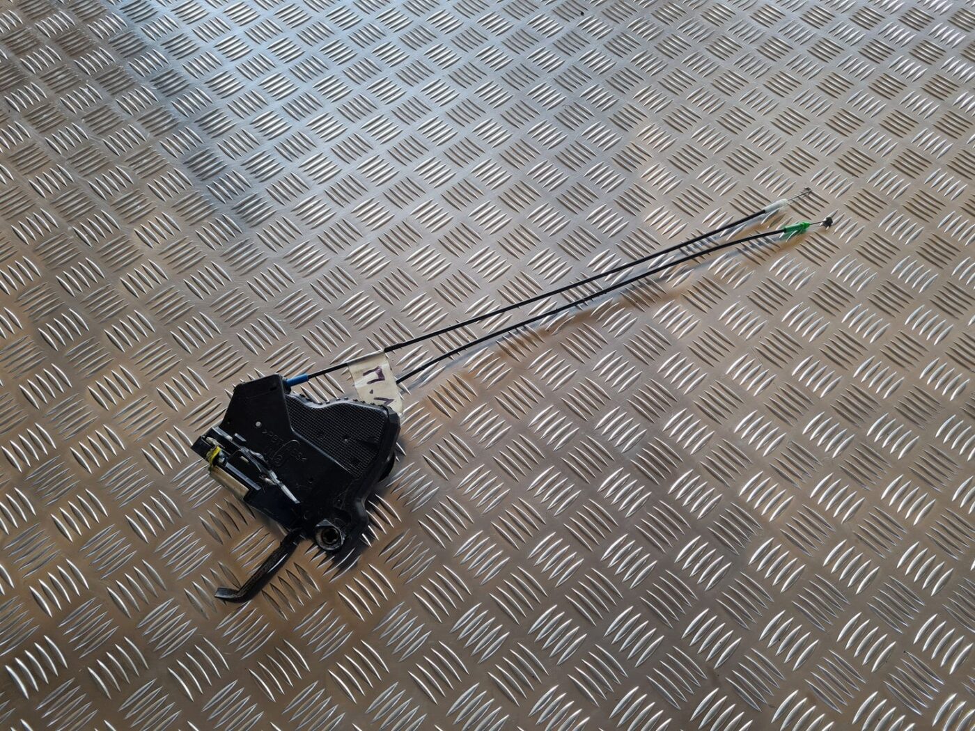 Priekšējo kreiso durvju slēdzene priekš TOYOTA AVENSIS 2007