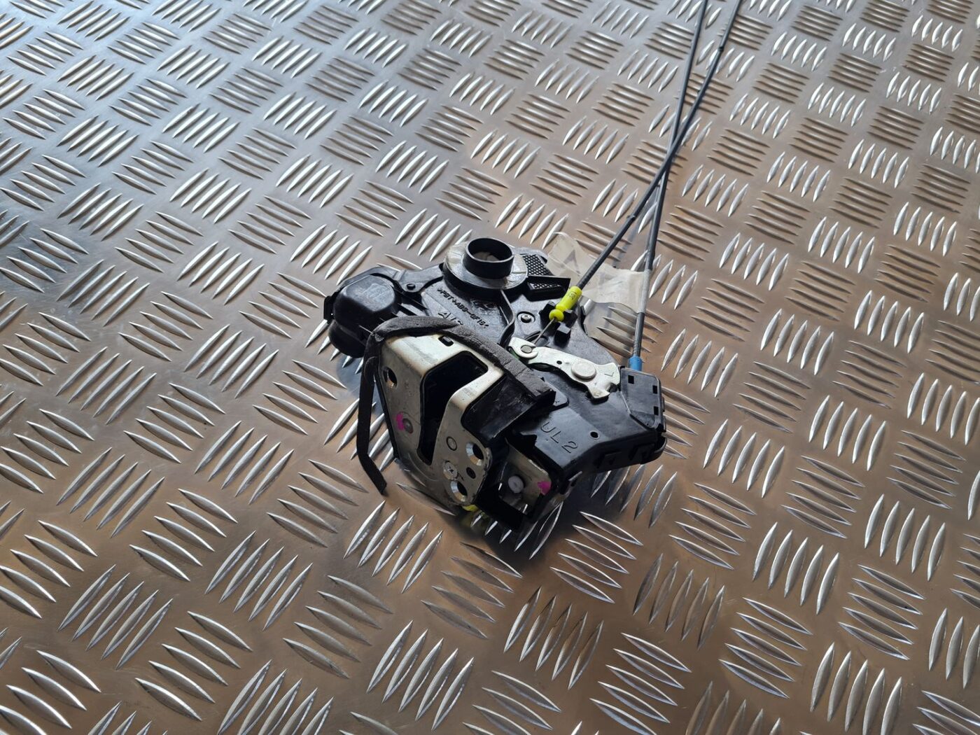 Priekšējo kreiso durvju slēdzene priekš TOYOTA AVENSIS 2007