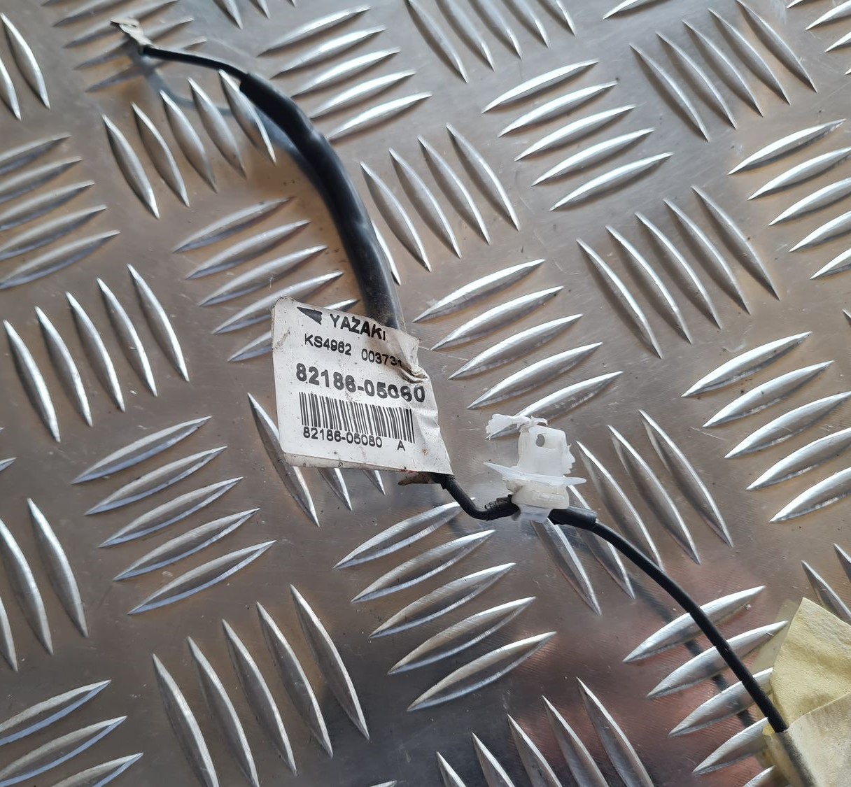 Aizmugurējā stikla apsildes vads priekš TOYOTA AVENSIS 2007 2 Aizmugurējā stikla apsildes vads priekš TOYOTA AVENSIS 2007