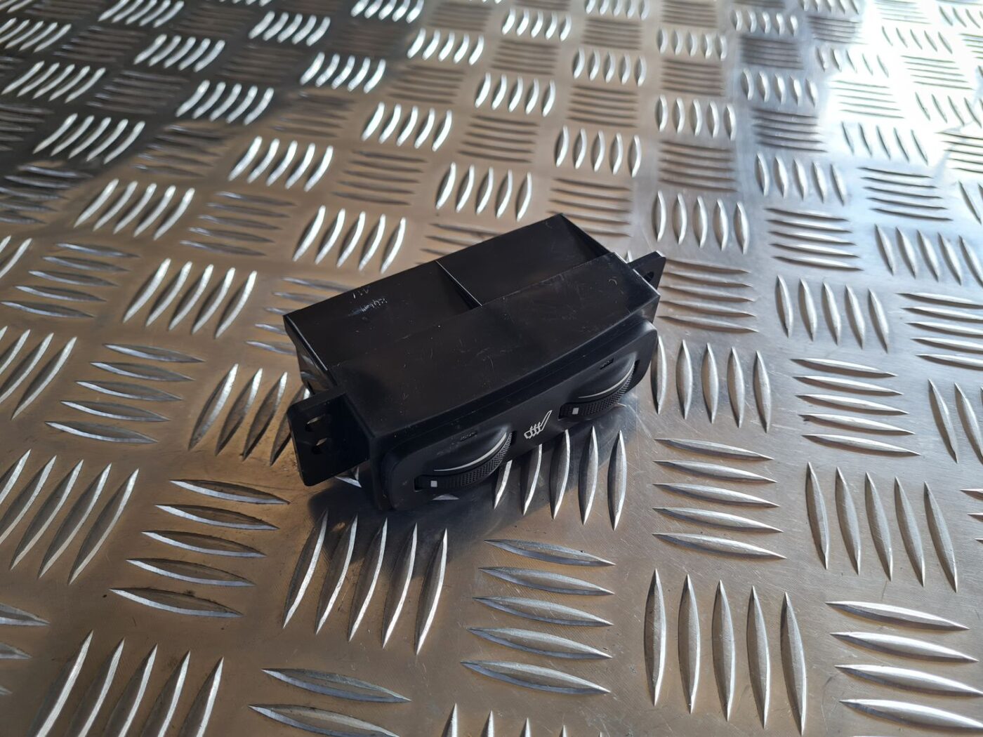 Sēdekļa apsildes ieslēgšanas poga priekš TOYOTA AVENSIS 2007