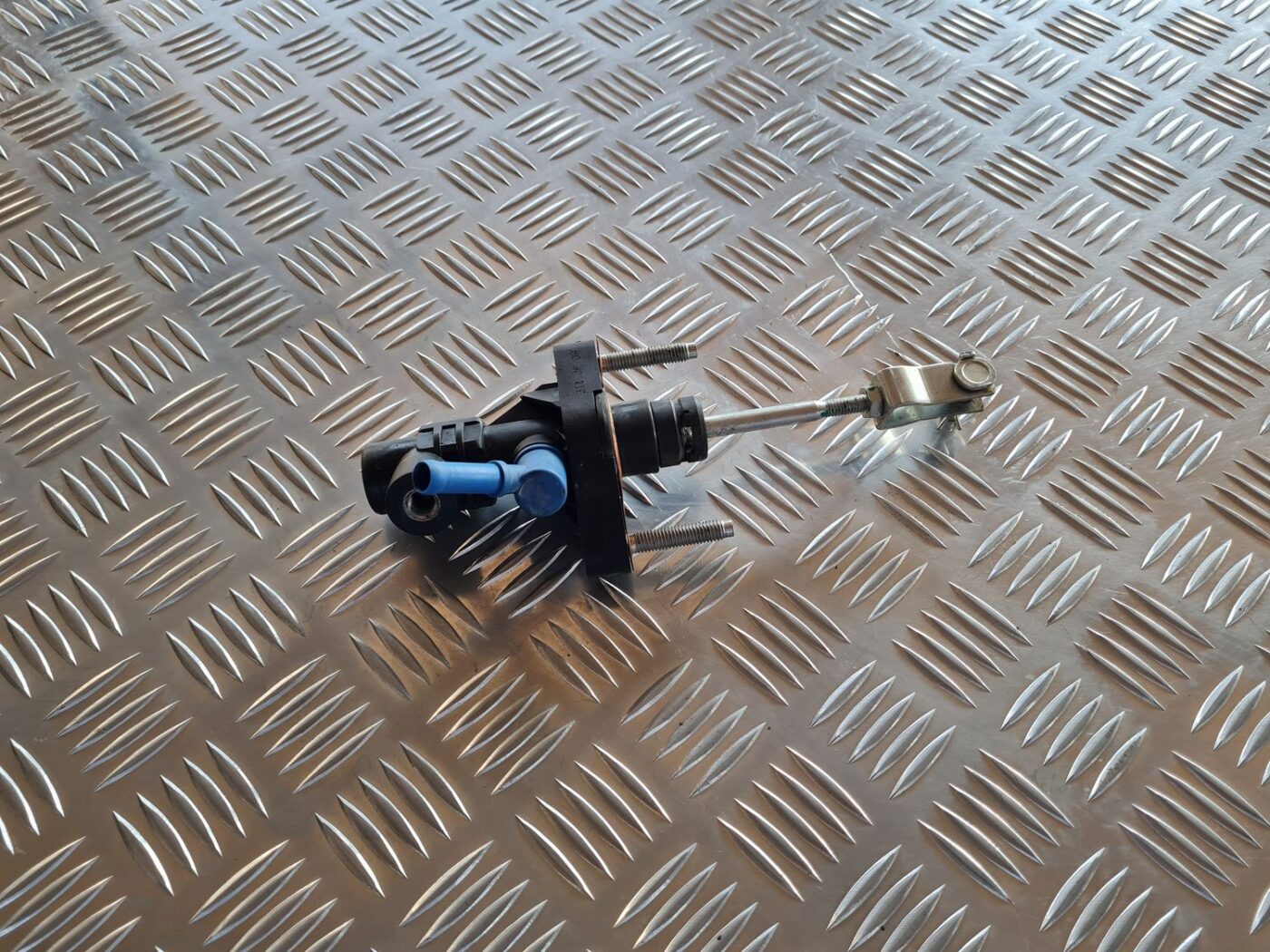 Sajūga galvenais cilindrs priekš TOYOTA AVENSIS 2007