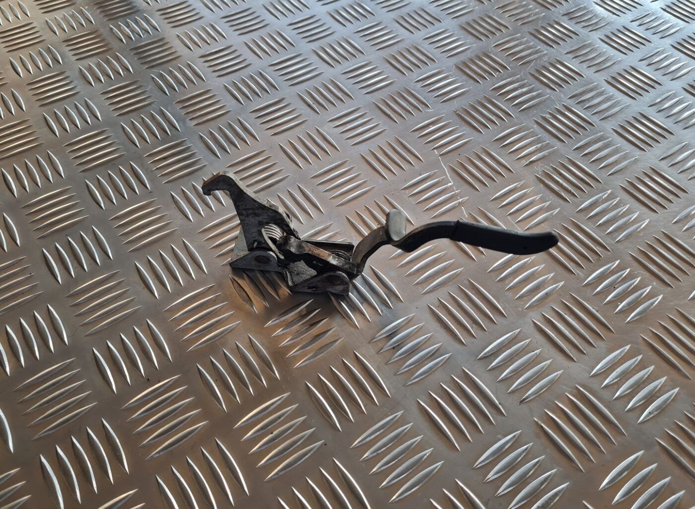 Pārsega atveršanas rokturis priekš TOYOTA AVENSIS 2007