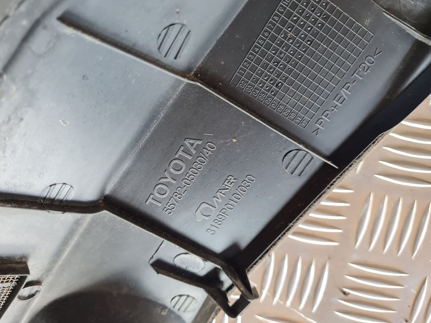 Vējstikla uzlikas (deflektora) režģis priekš TOYOTA AVENSIS 2007