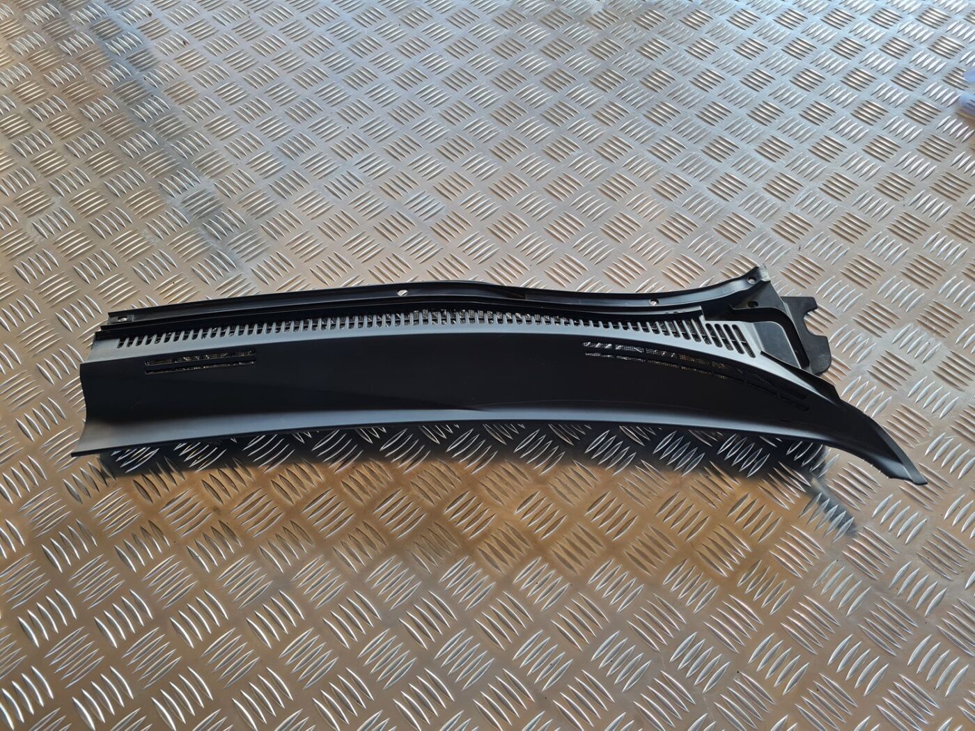 Vējstikla uzlikas (deflektora) režģis priekš TOYOTA AVENSIS 2007 1 Vējstikla uzlikas (deflektora) režģis priekš TOYOTA AVENSIS 2007