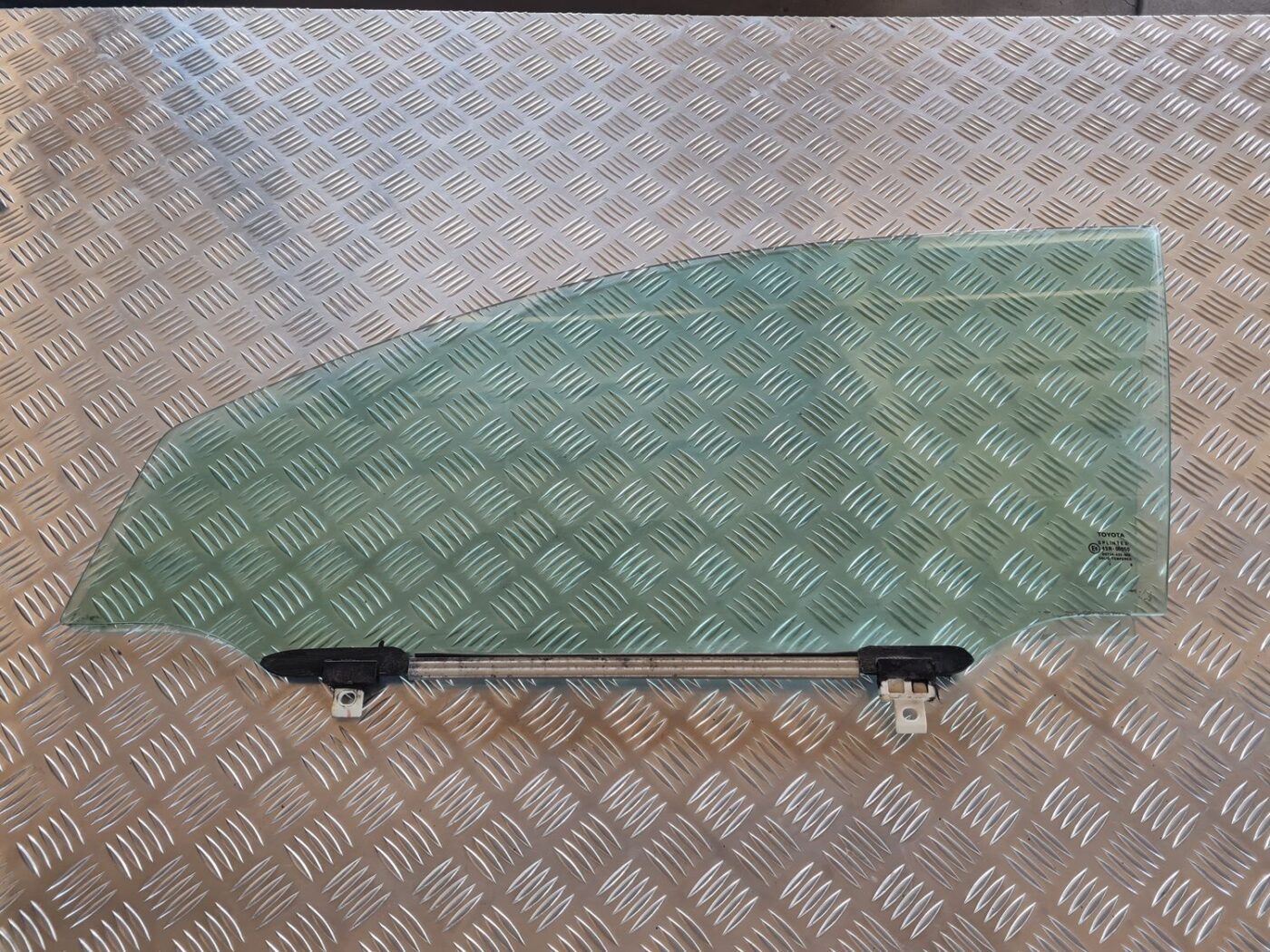 Priekšējo kreiso durvju stikls priekš TOYOTA AVENSIS 2007 1 Priekšējo kreiso durvju stikls priekš TOYOTA AVENSIS 2007