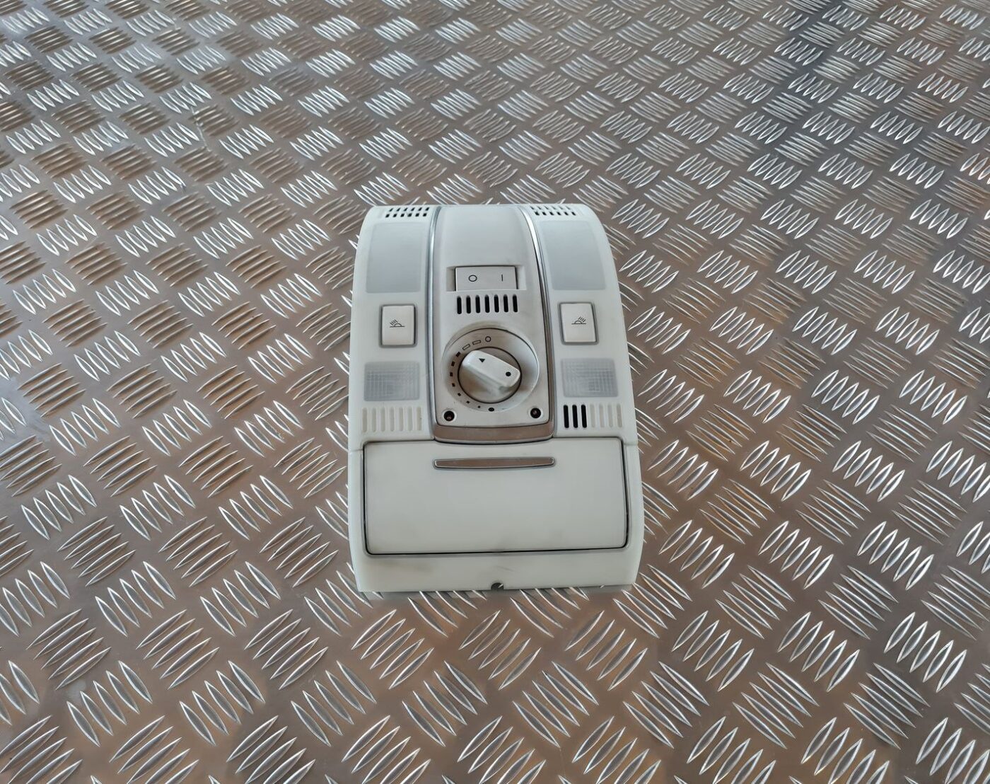 Salona apgaismojuma panelis priekš AUDI A6 AVANT 2006 S-LINE 1 Salona apgaismojuma panelis priekš AUDI A6 AVANT 2006 S-LINE