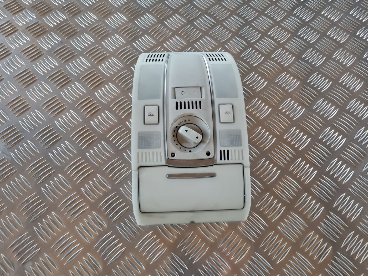 Salona apgaismojuma panelis priekš AUDI A6 AVANT 2006 S-LINE 2 Salona apgaismojuma panelis priekš AUDI A6 AVANT 2006 S-LINE