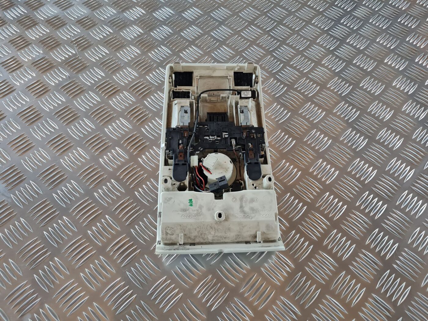 Salona apgaismojuma panelis priekš AUDI A6 AVANT 2006 S-LINE 3 Salona apgaismojuma panelis priekš AUDI A6 AVANT 2006 S-LINE