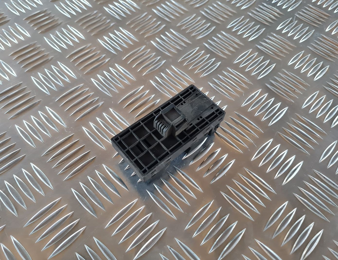 Šofera durvju slēdža pogas priekš AUDI A6 AVANT 2006 S-LINE 2 Šofera durvju slēdža pogas priekš AUDI A6 AVANT 2006 S-LINE