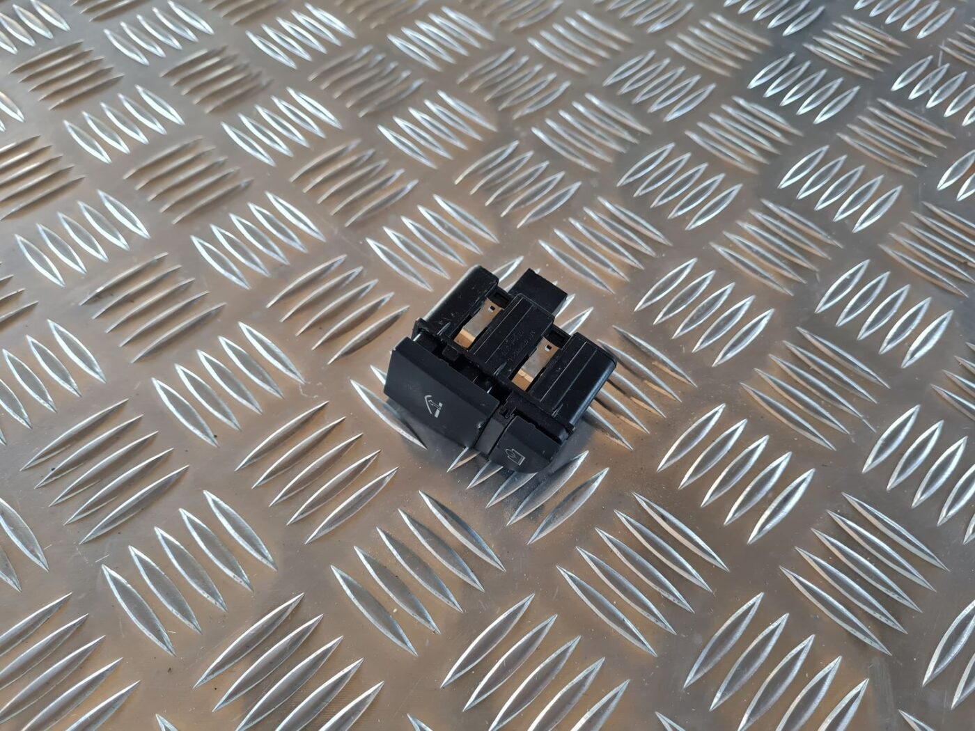 Mantu glabāšanas nodalījuma poga priekš AUDI A6 AVANT 2006 S-LINE