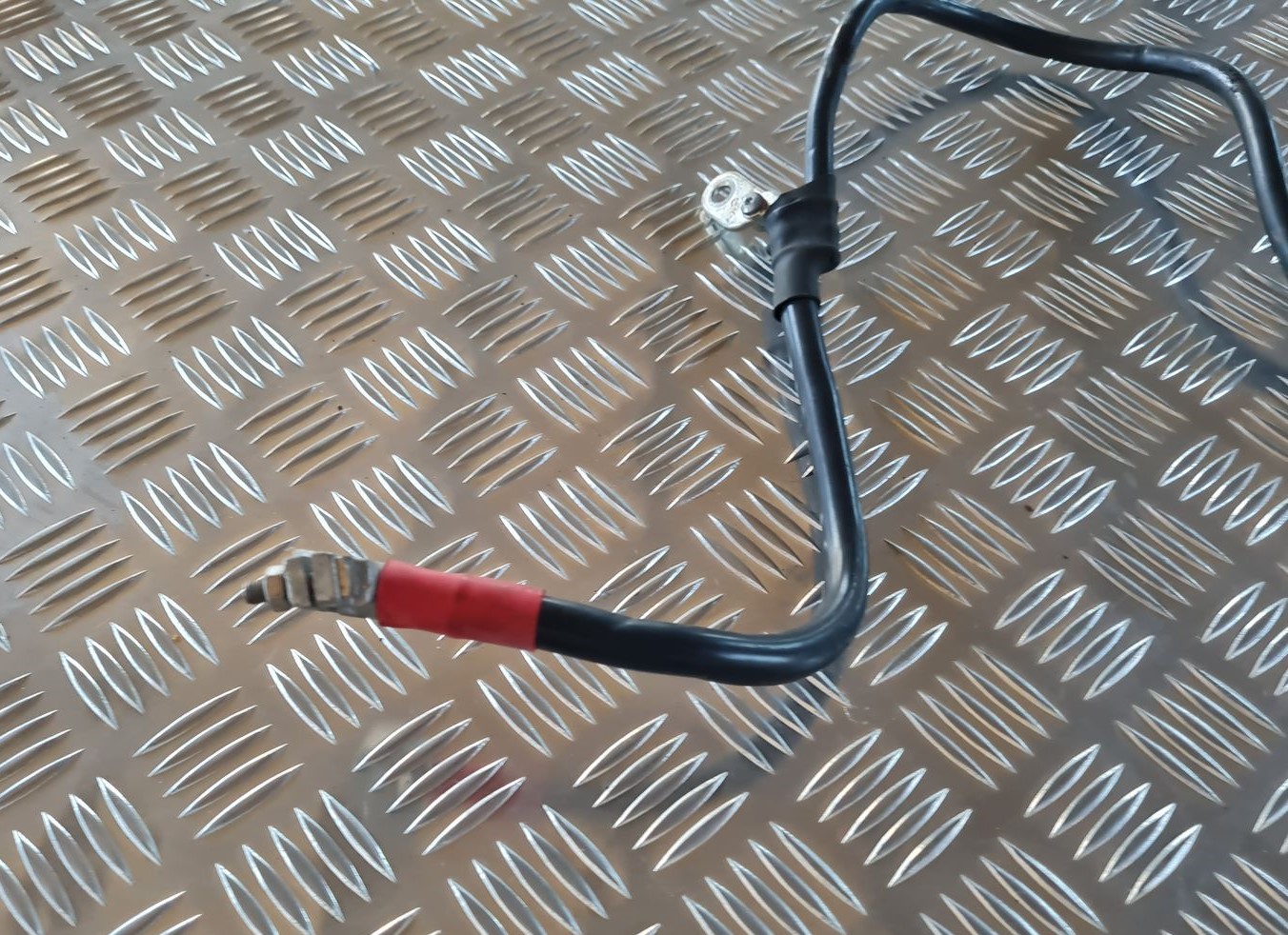 Pozitīvais elektrovads priekš AUDI A6 AVANT 2006 S-LINE 2 Pozitīvais elektrovads priekš AUDI A6 AVANT 2006 S-LINE