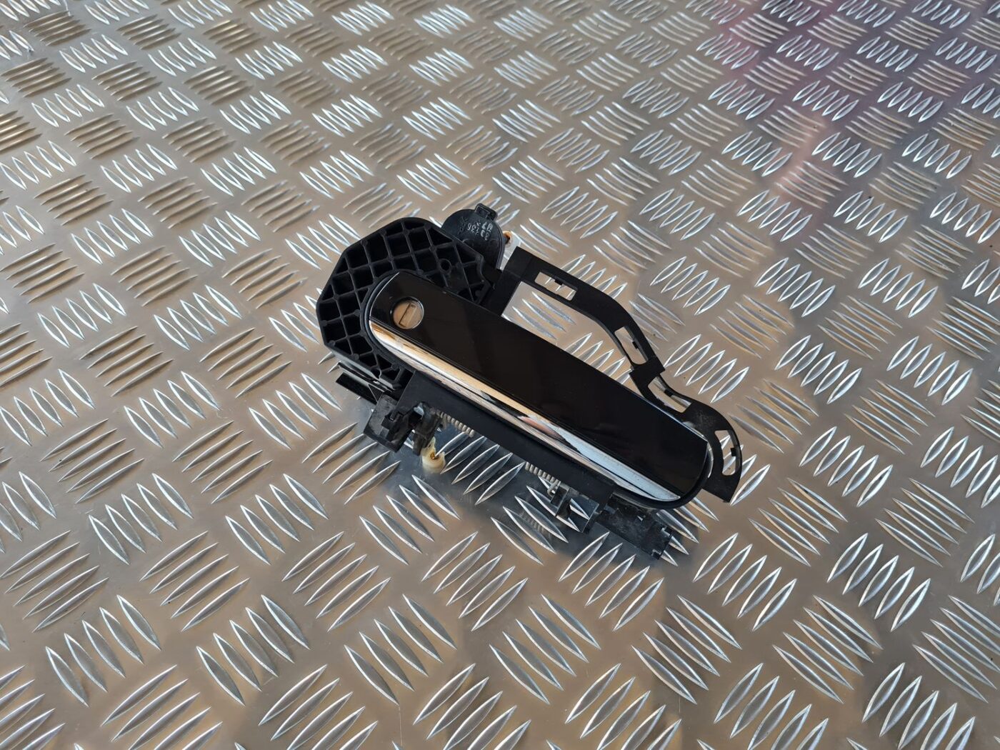 Priekšējāis kreisais durvju rokturis priekš AUDI A6 AVANT 2006 S-LINE