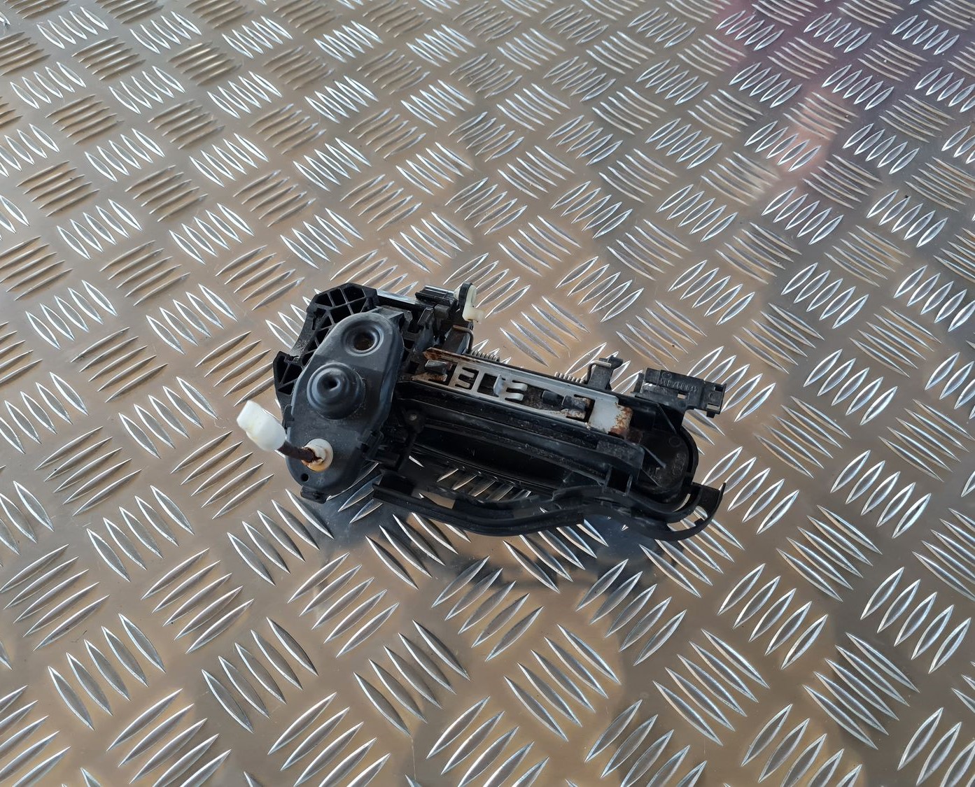 Priekšējāis kreisais durvju rokturis priekš AUDI A6 AVANT 2006 S-LINE