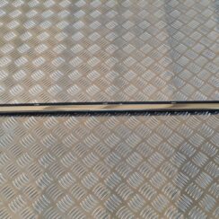 Priekšējo kreiso durvju moldings priekš AUDI A6 AVANT 2006 S-LINE