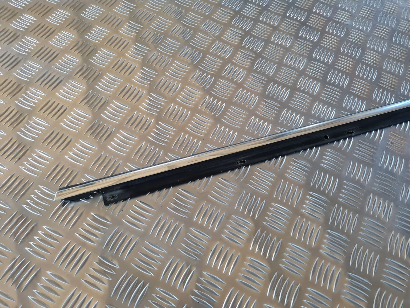 Aizmugurējo kreiso durvju moldings priekš AUDI A6 AVANT 2006 S-LINE 2 Aizmugurējo kreiso durvju moldings priekš AUDI A6 AVANT 2006 S-LINE