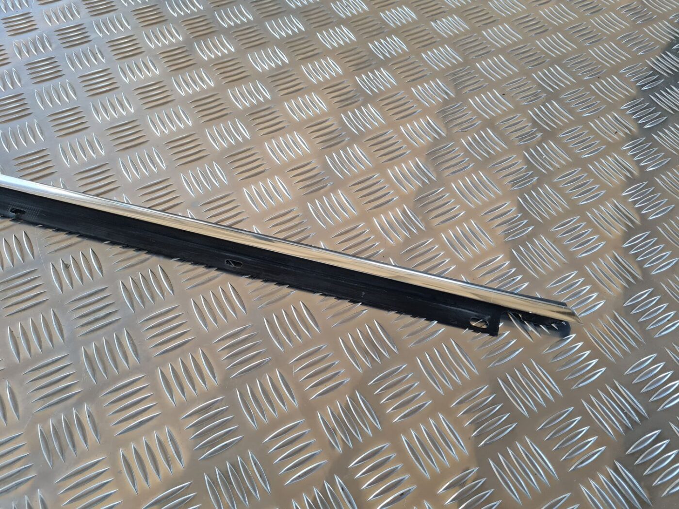 Aizmugurējo kreiso durvju moldings priekš AUDI A6 AVANT 2006 S-LINE 7 Aizmugurējo kreiso durvju moldings priekš AUDI A6 AVANT 2006 S-LINE