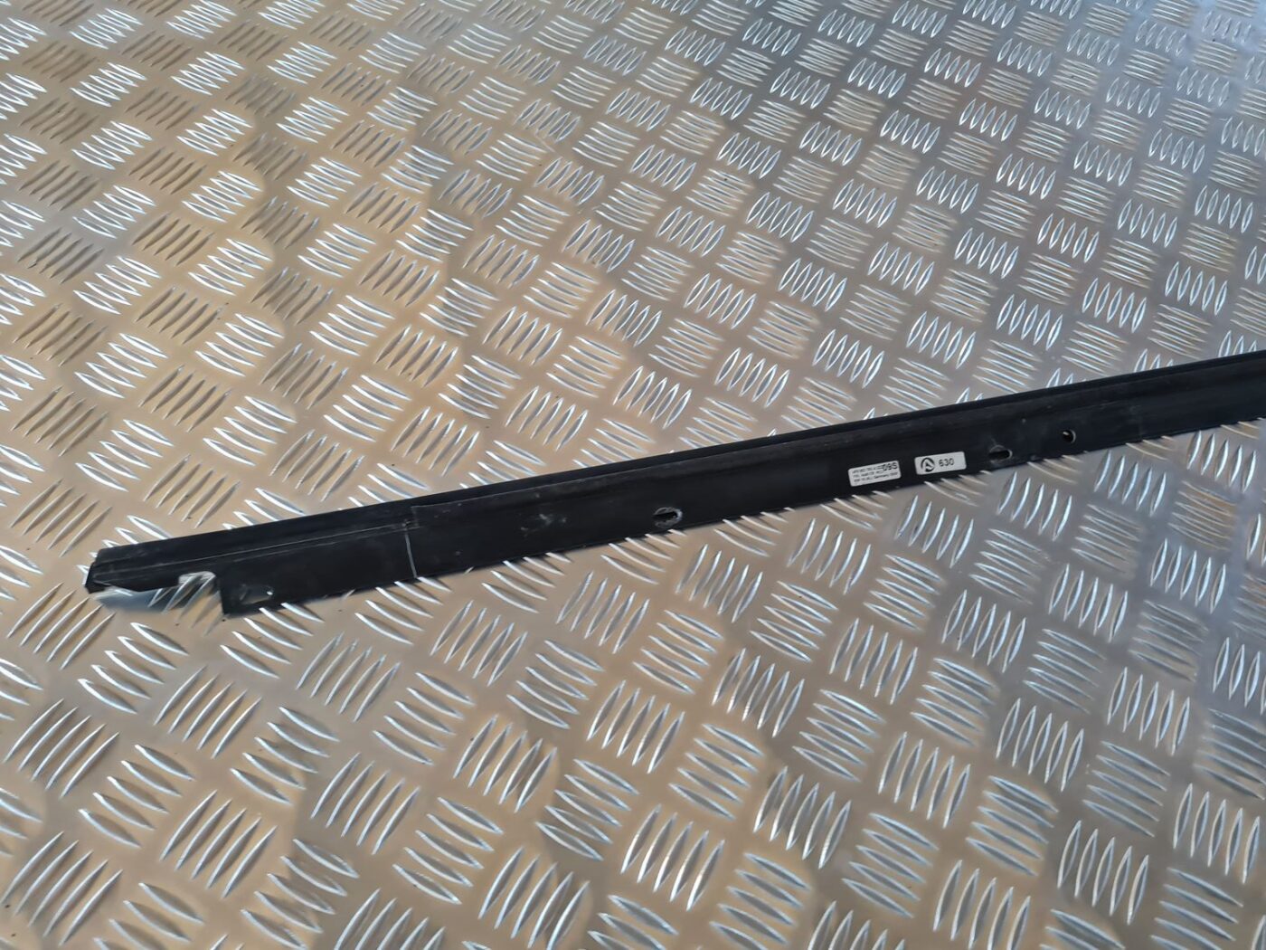 Aizmugurējo kreiso durvju moldings priekš AUDI A6 AVANT 2006 S-LINE 6 Aizmugurējo kreiso durvju moldings priekš AUDI A6 AVANT 2006 S-LINE