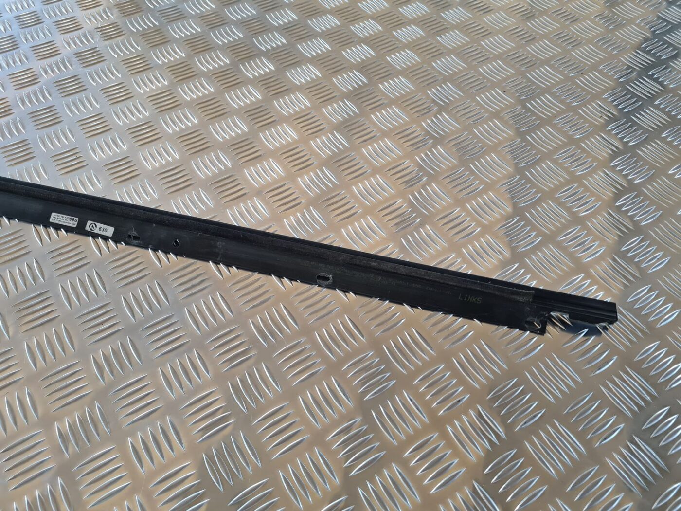 Aizmugurējo kreiso durvju moldings priekš AUDI A6 AVANT 2006 S-LINE 5 Aizmugurējo kreiso durvju moldings priekš AUDI A6 AVANT 2006 S-LINE