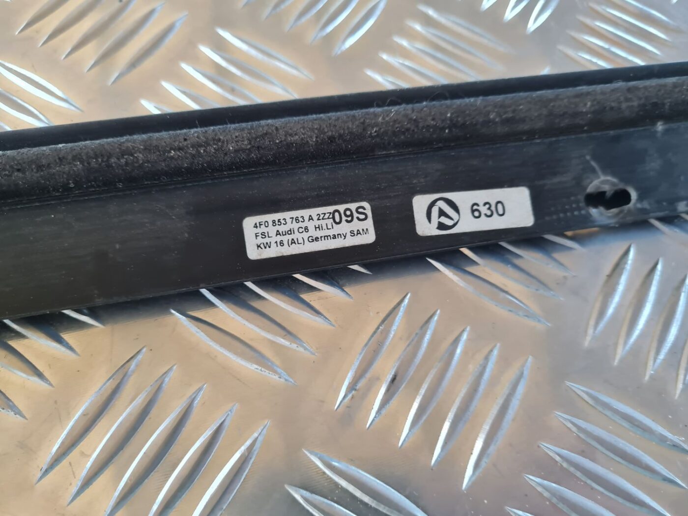 Aizmugurējo kreiso durvju moldings priekš AUDI A6 AVANT 2006 S-LINE 4 Aizmugurējo kreiso durvju moldings priekš AUDI A6 AVANT 2006 S-LINE