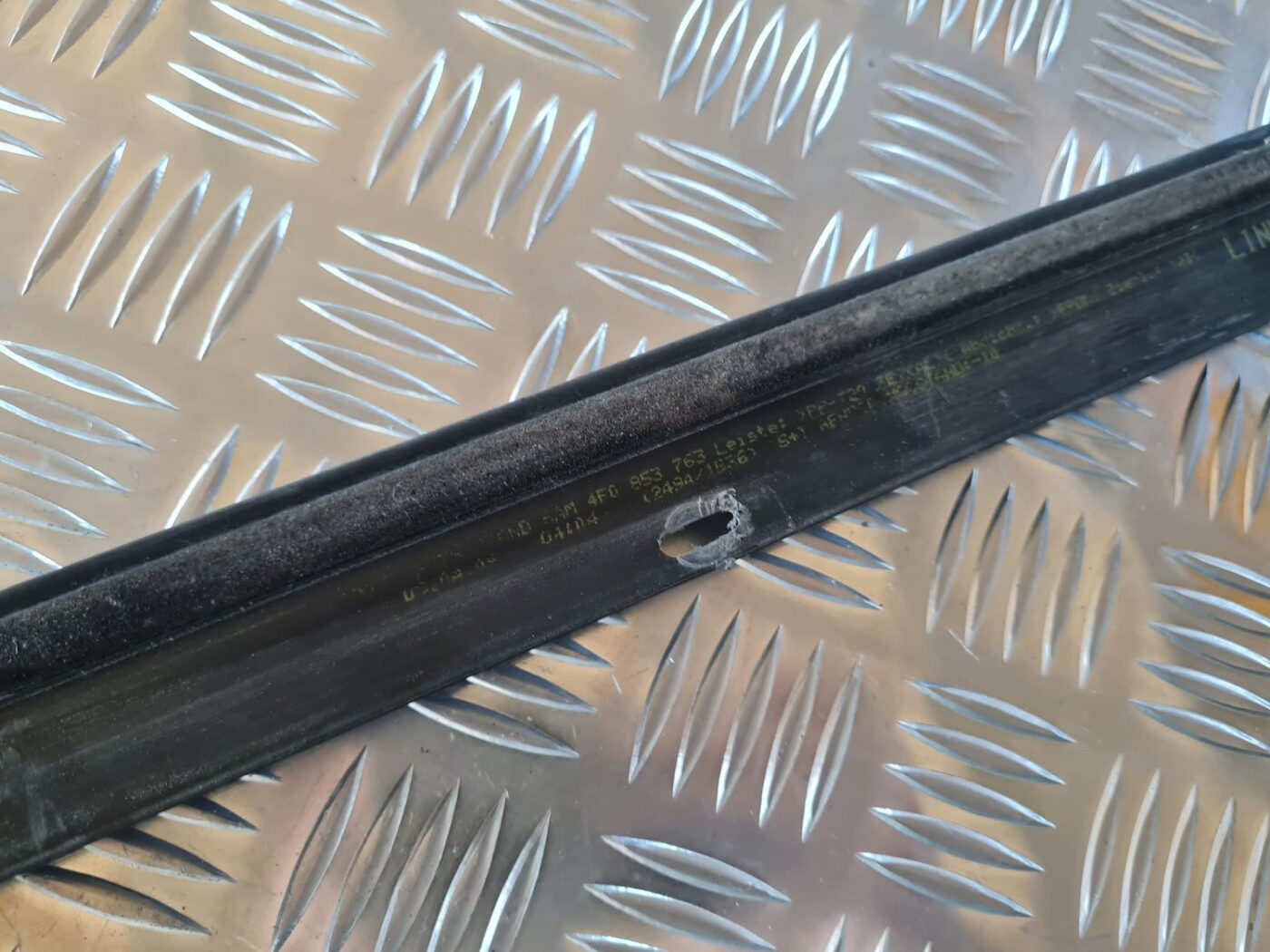 Aizmugurējo kreiso durvju moldings priekš AUDI A6 AVANT 2006 S-LINE 3 Aizmugurējo kreiso durvju moldings priekš AUDI A6 AVANT 2006 S-LINE