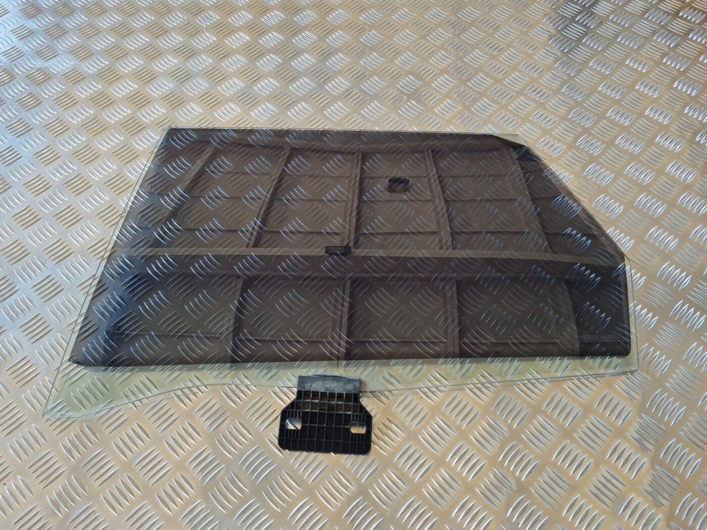 Aizmugurējo kreiso durvju stikls priekš AUDI A6 AVANT 2006 S-LINE 1 Aizmugurējo kreiso durvju stikls priekš AUDI A6 AVANT 2006 S-LINE