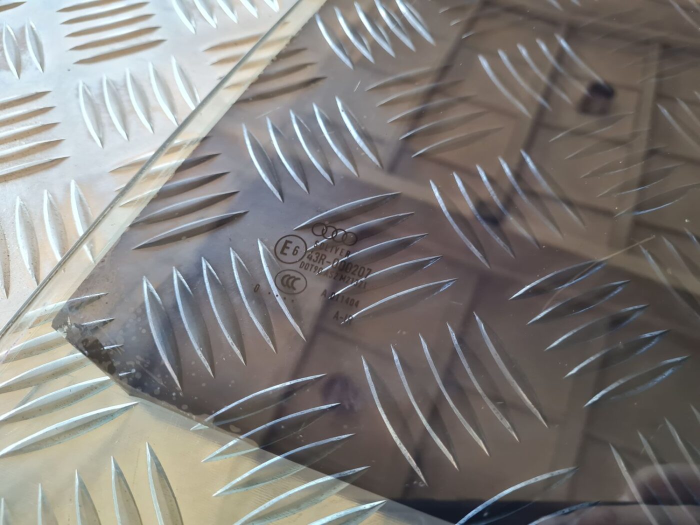 Aizmugurējo kreiso durvju stikls priekš AUDI A6 AVANT 2006 S-LINE 2 Aizmugurējo kreiso durvju stikls priekš AUDI A6 AVANT 2006 S-LINE