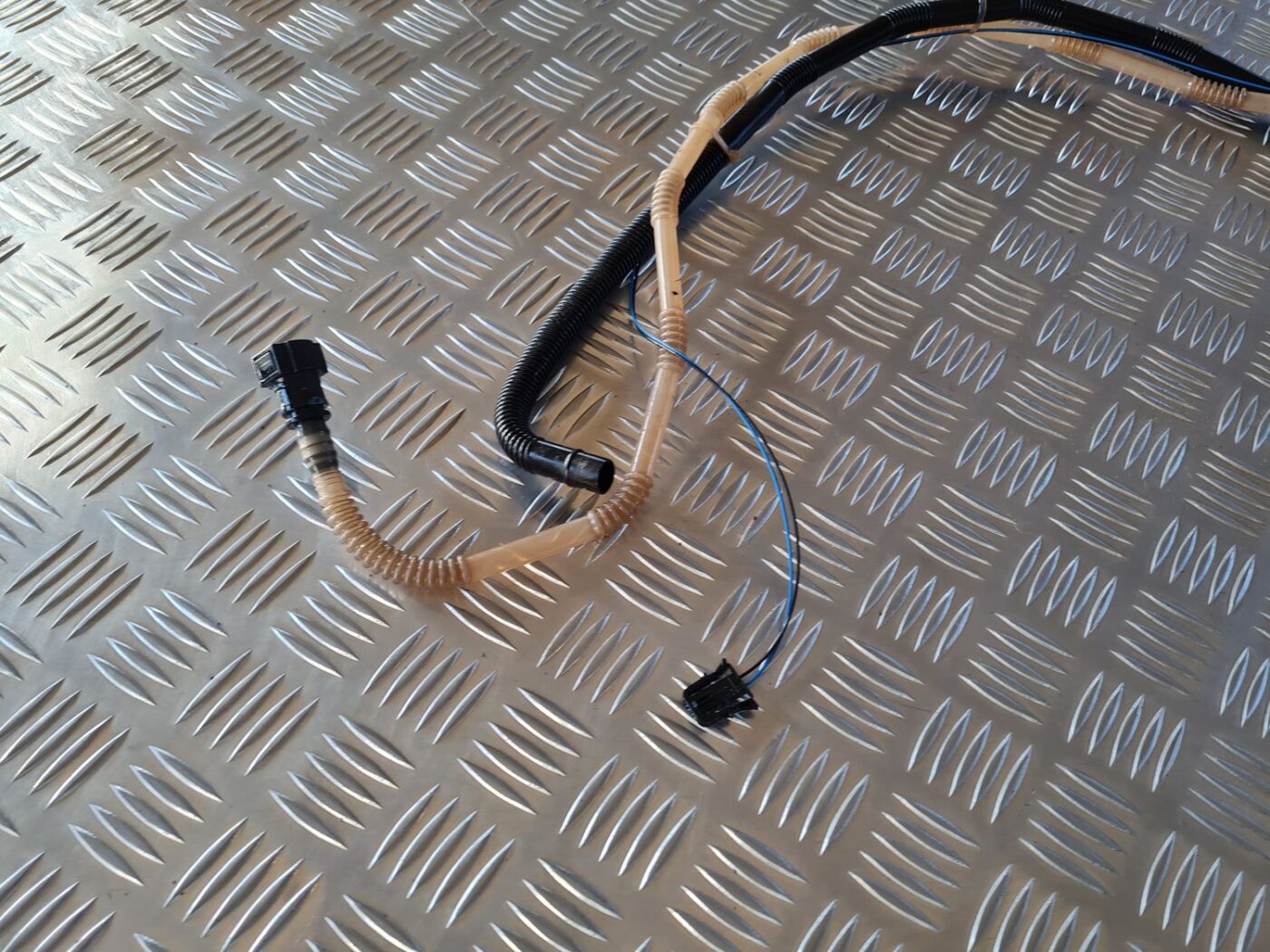 Degvielas caurules savienojums priekš AUDI A6 AVANT 2006 S-LINE 2 Degvielas caurules savienojums priekš AUDI A6 AVANT 2006 S-LINE