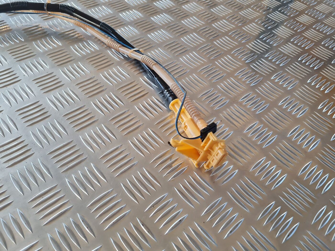 Degvielas caurules savienojums priekš AUDI A6 AVANT 2006 S-LINE 3 Degvielas caurules savienojums priekš AUDI A6 AVANT 2006 S-LINE