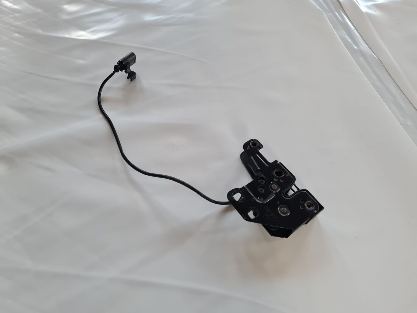 Pārsega slēdzene priekš AUDI A6 AVANT 2006 S-LINE 1 Pārsega slēdzene priekš AUDI A6 AVANT 2006 S-LINE