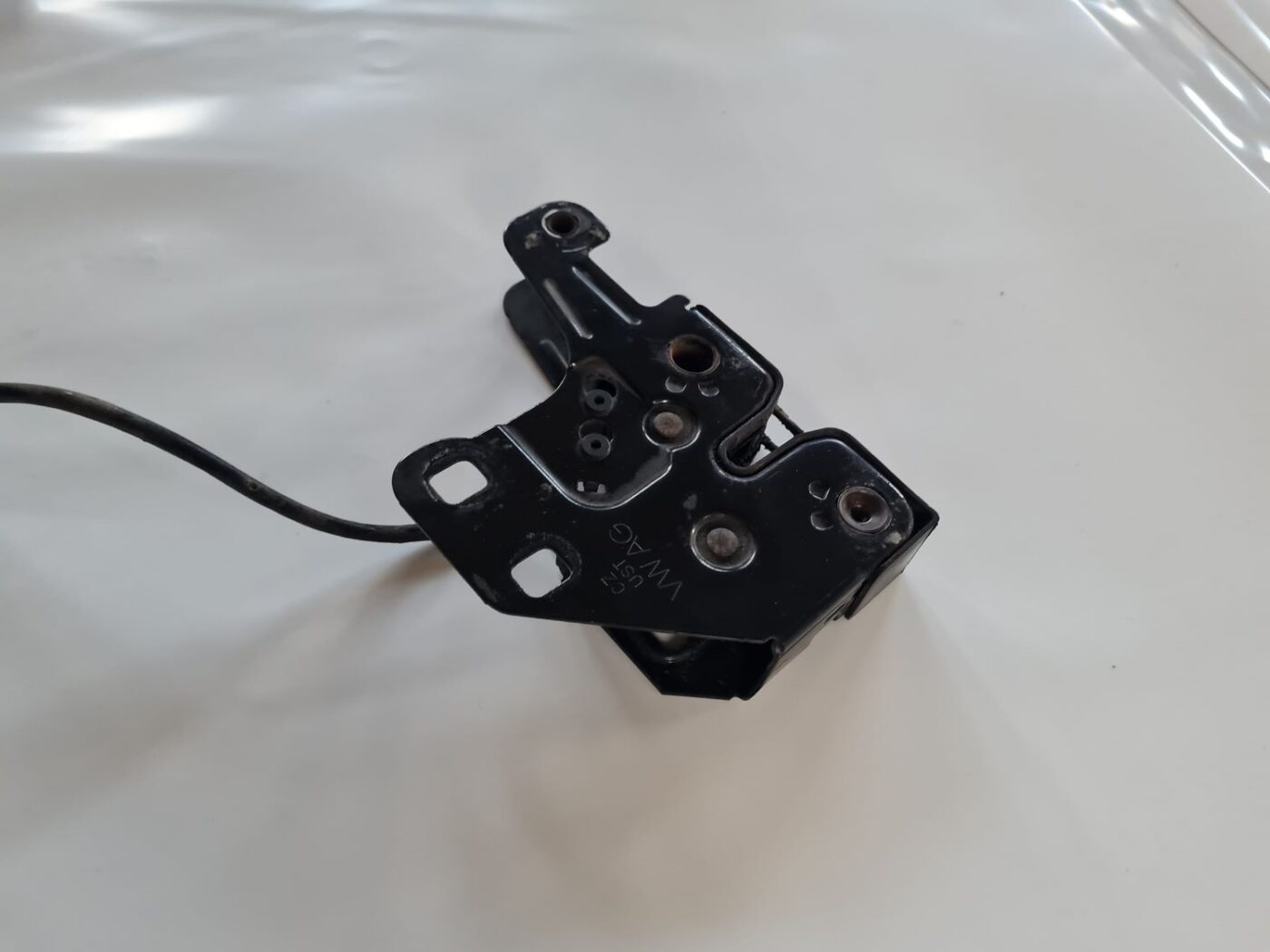 Pārsega slēdzene priekš AUDI A6 AVANT 2006 S-LINE 2 Pārsega slēdzene priekš AUDI A6 AVANT 2006 S-LINE