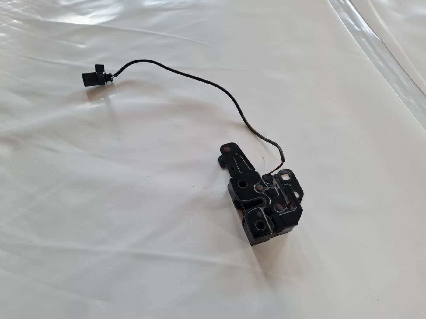 Pārsega slēdzene priekš AUDI A6 AVANT 2006 S-LINE 4 Pārsega slēdzene priekš AUDI A6 AVANT 2006 S-LINE