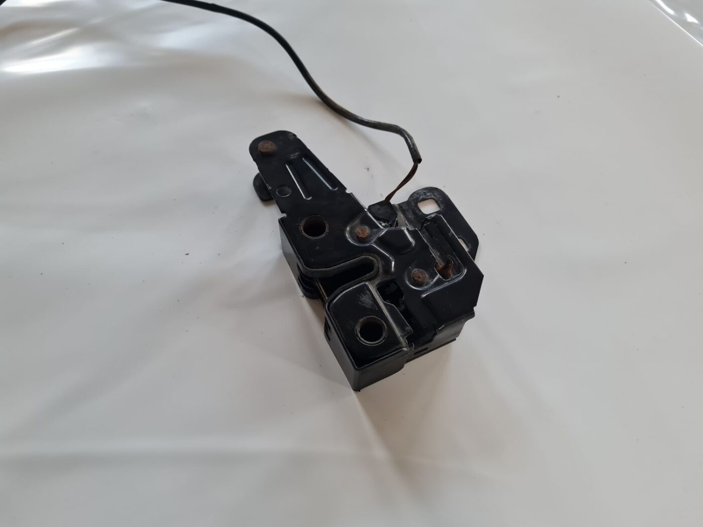 Pārsega slēdzene priekš AUDI A6 AVANT 2006 S-LINE 3 Pārsega slēdzene priekš AUDI A6 AVANT 2006 S-LINE