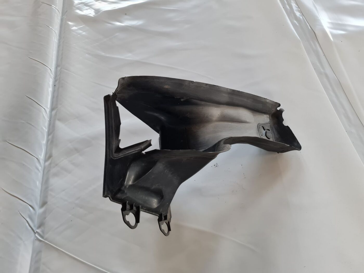 Ieplūdes gaisa deflektors, pa kreisi priekš AUDI A6 AVANT 2006 S-LINE 4 Ieplūdes gaisa deflektors, pa kreisi priekš AUDI A6 AVANT 2006 S-LINE