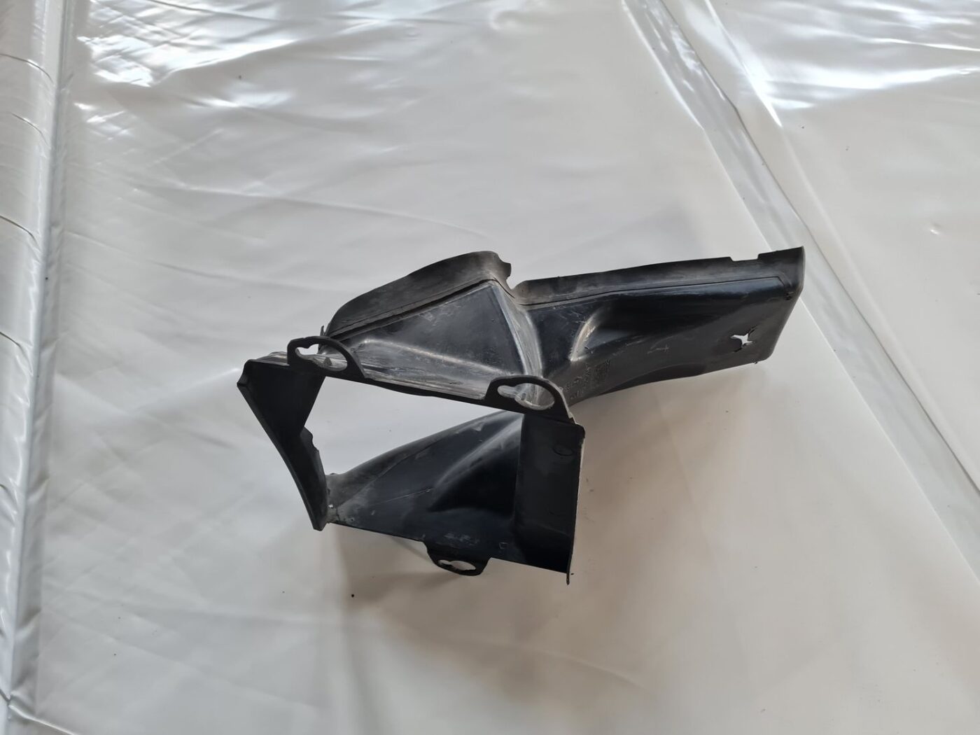 Ieplūdes gaisa deflektors, pa kreisi priekš AUDI A6 AVANT 2006 S-LINE 3 Ieplūdes gaisa deflektors, pa kreisi priekš AUDI A6 AVANT 2006 S-LINE