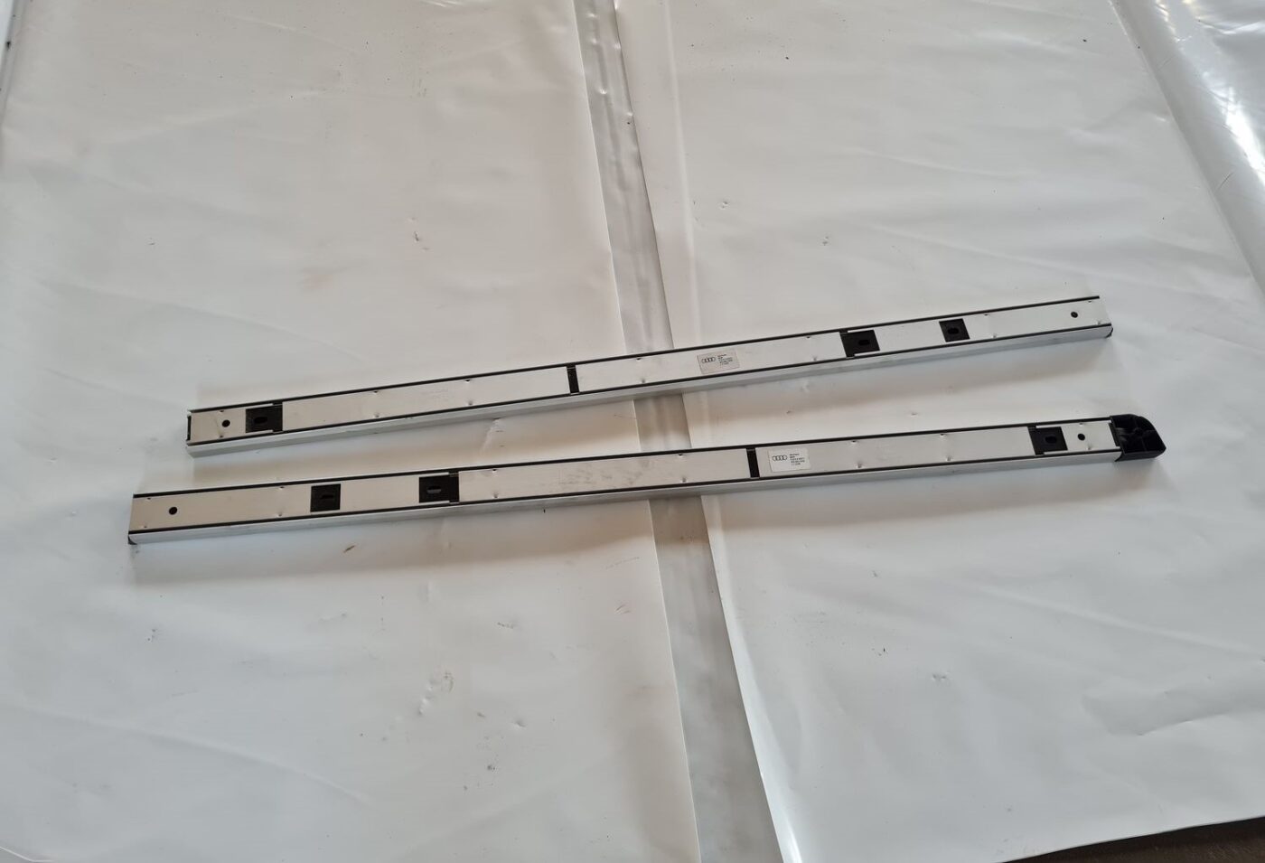 Kravas stirpināšanas reliņi bagažniekā priekš AUDI A6 AVANT 2006 S-LINE