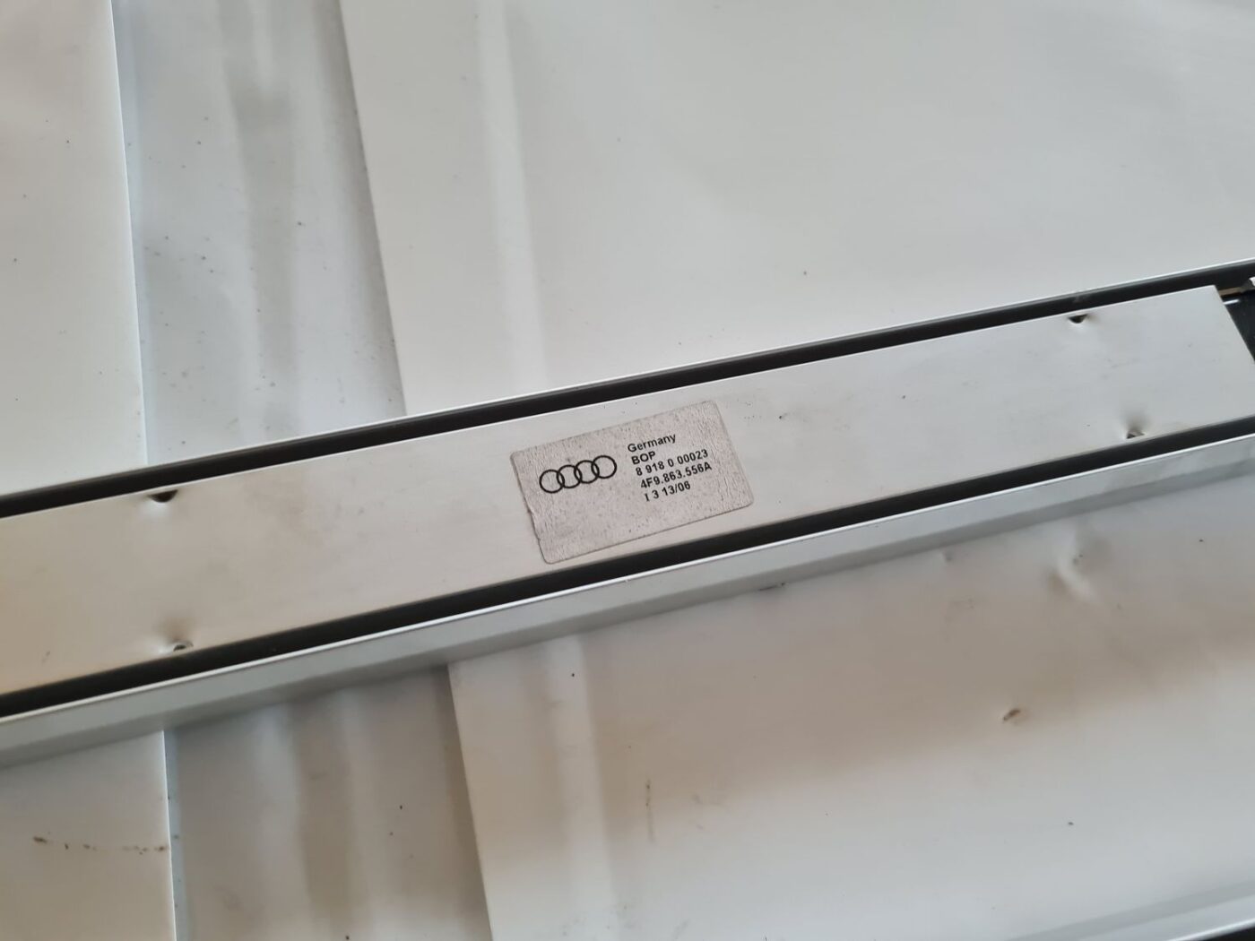 Kravas stirpināšanas reliņi bagažniekā priekš AUDI A6 AVANT 2006 S-LINE