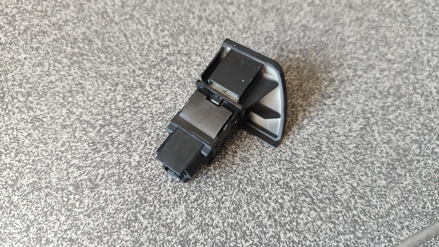 Atvēršanas/aizvēršanas poga priekš PEUGEOT 307 2003 5 Atvēršanas/aizvēršanas poga priekš PEUGEOT 307 2003