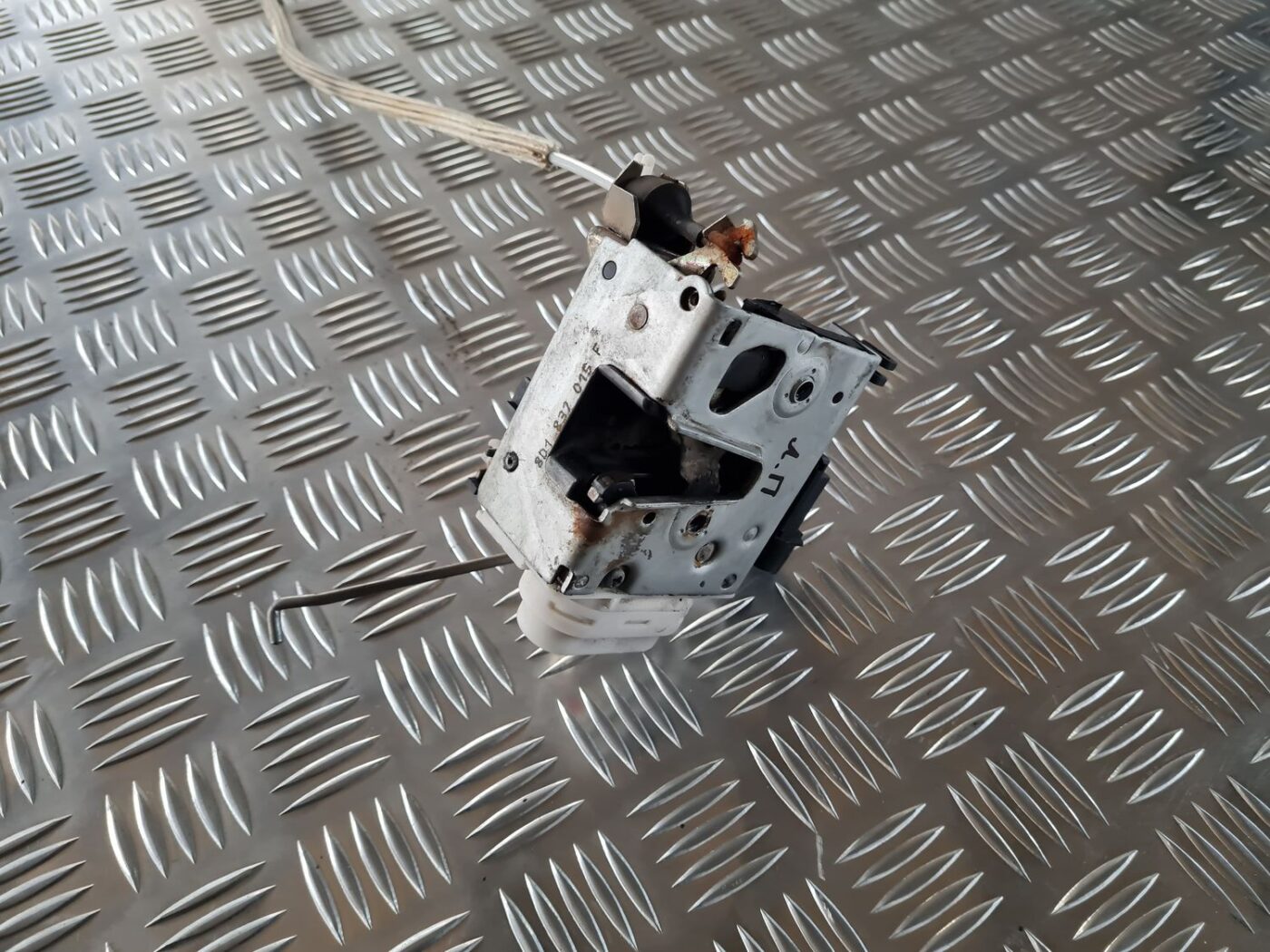 Priekšējo kreiso durvju slēdzene priekš AUDI A4 2000 AVANT 2 Priekšējo kreiso durvju slēdzene priekš AUDI A4 2000 AVANT