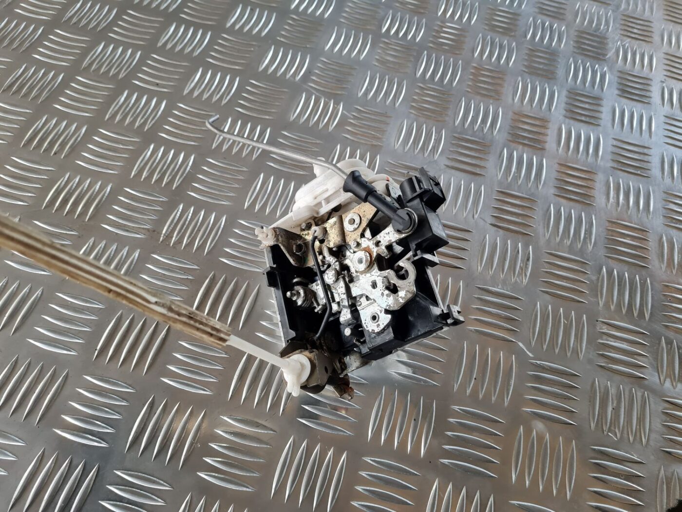 Priekšējo kreiso durvju slēdzene priekš AUDI A4 2000 AVANT 3 Priekšējo kreiso durvju slēdzene priekš AUDI A4 2000 AVANT